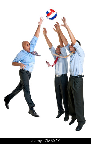 Geschäftsleute, spielen Volleyball, isoliert Stockfoto