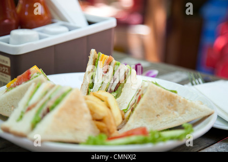 Club Sandwich mit Kaffee auf Holz Hintergrund Stockfoto