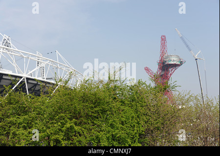 Ansicht des Olympiastadions mit ArcelorMittal Orbit Turm im Hintergrund. Stockfoto