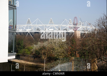 Ansicht des Olympiastadions mit ArcelorMittal Orbit Turm im Hintergrund. Stockfoto