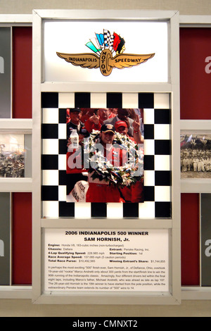 Die 2006 Indianapolis 500 Sieger, Sam Hornish Jr. Foto. Andere Artikel auf dem Display sind Trophäen, Plaketten, racing Utensilien Stockfoto