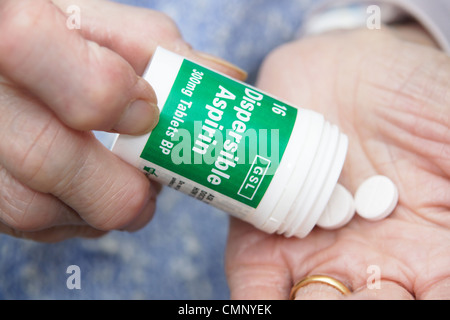 Ältere Frau, die Einnahme von Aspirin - für viele lebensrettende Bedingungen genommen Stockfoto