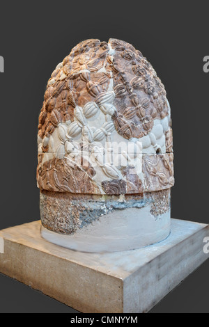 Der Marmor Omphalos - der Mittelpunkt der Erde (330 v. Chr.) in Delphi, Griechenland Stockfoto