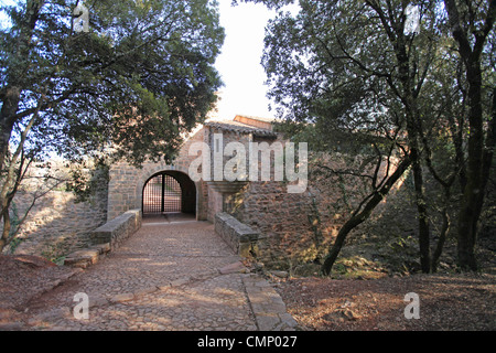 Eingang von Le Thoronet Abbey (L'abbaye du Thoronet) in Var, Frankreich. 13. C Zisterzienser-Abtei Stockfoto