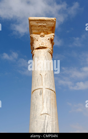 Apollonia. Libyen. Nahaufnahme des byzantinischen Kreuzes, die die weißen Marmorsäulen der Zentralkirche oder Basilika schmückt Stockfoto