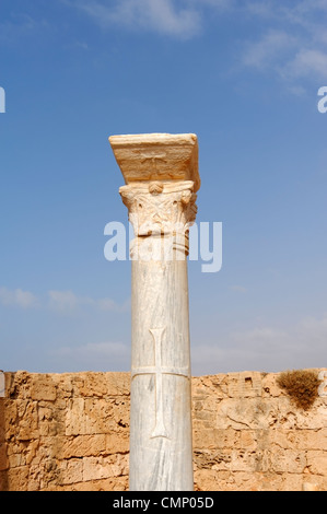 Apollonia. Libyen. Nahaufnahme des byzantinischen Kreuzes, die die weißen Marmorsäulen der Zentralkirche oder Basilika schmückt Stockfoto