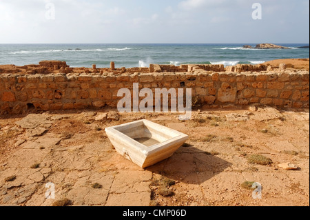 Apollonia. Libyen. Blick auf die Zentralkirche oder Basilika des weißen Marmor Becken für Kleinkinder Begräbnissen verwendet. Befindet sich Stockfoto