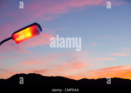 Wolken bei Sonnenuntergang über Loughrigg, über Ambleside, Cumbria, UK hervorgehoben Stockfoto