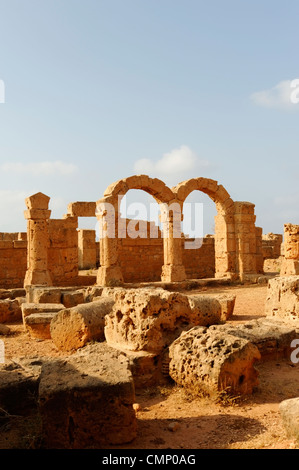 Apollonia. Libyen. Blick auf die beeindruckenden Innenhof des Palazzo byzantinischen Herzog mit zwei von seinen restlichen Stein Bögen Stockfoto