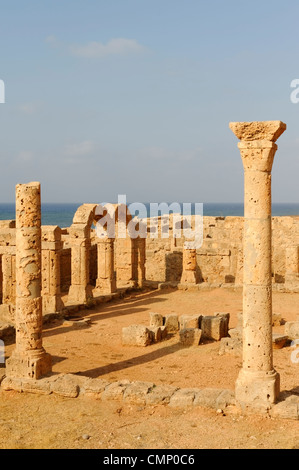 Apollonia. Libyen. Blick auf die beeindruckenden Innenhof des Palazzo byzantinischen Herzog mit zwei von seinen restlichen Stein Bögen Stockfoto
