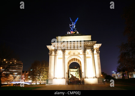 Die Wellington Arch (auch bekannt als Verfassung Arch) ist ein Triumphbogen befindet sich im Zentrum von London, in der Nähe von südlich vom Hyde Park. Stockfoto