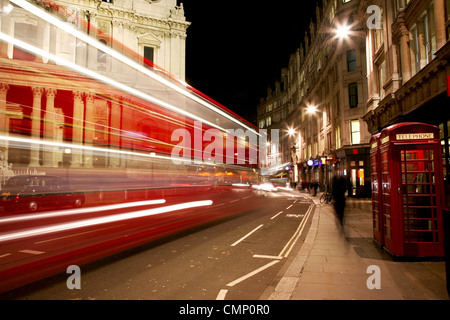 London-Nachtansicht, Bus Lichter Bahn überfahren rote Telefonzelle Stockfoto