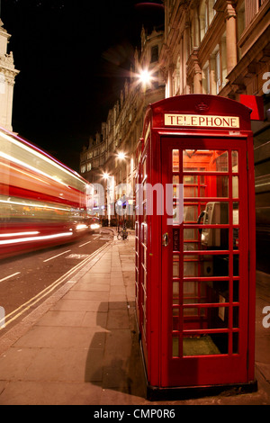 London-Nachtansicht, Bus Lichter Bahn überfahren rote Telefonzelle Stockfoto