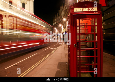 London-Nachtansicht, Bus Lichter Bahn überfahren rote Telefonzelle Stockfoto