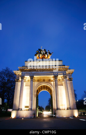 Die Wellington Arch (auch bekannt als Verfassung Arch) ist ein Triumphbogen befindet sich im Zentrum von London, in der Nähe von südlich vom Hyde Park. Stockfoto