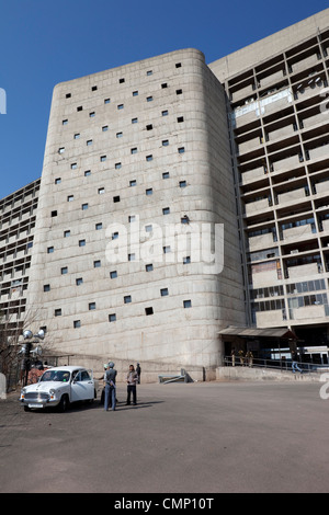 Der Eingang zum Sekretariat Gebäude von Le Corbusier in der modernen Stadt Chandigarh Punjab Indiens Stockfoto