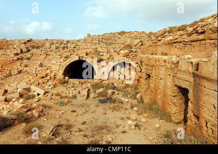 Apollonia. Libyen. Ansicht von zwei gewölbten gewölbte Zisternen mit den Resten des byzantinischen Haus über ihnen. Auf der rechten Seite sind die Nummer Stockfoto