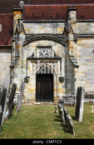 Seiteneingang St. Johannes der Täufer Pfarrkirche, Penshurst, Kent, England Stockfoto