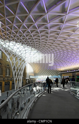 Zwischengeschoss über futuristisch beleuchtetem Redesign des Kings Cross-Bahnhofs mit öffentlichen Verkehrsmitteln Abflughalle London England Großbritannien Stockfoto