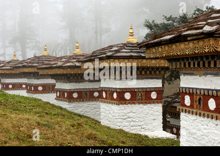 Chörten der Gedenkstätte der 108 Druk Wangyal Khangzang Chörten auf den Dochula pass zwischen Thimphu und Punakha, Bhutan Stockfoto