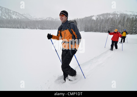 Schneeschuhwanderer auf Anthony Lake in Oregon Elkhorn Bergen. Stockfoto