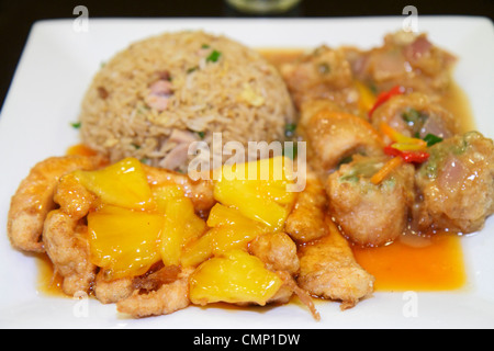 Arica Chile, Restaurant Restaurants Essen Essen Essen Cafe Cafés, chinesisches Essen, Essen, quadratische Platte, gebratener Reis, süß-saures Huhn, Sauce, Ananas, Sauce, Latein Stockfoto