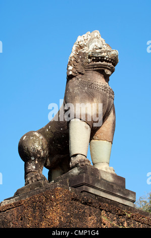Skulptur eines Löwen als Wächter auf der Terrasse der Elefanten, Angkor Thom, Angkor, Siem Reap, Kambodscha Stockfoto