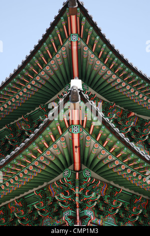 Dach in der Nähe ist der Kwanghwa Tor, das Haupttor des Gyeongbok Palast, der die wichtigsten Palast der Joseon Dynastie war Stockfoto