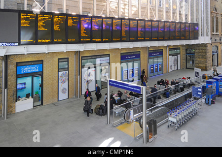 Kings Cross Bahnhof Abfahrtstafeln und Beifahrersitz neben Rolltreppe Anbindung an U-Bahnstation Camden London England Großbritannien Stockfoto