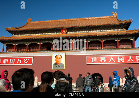 Touristen diskret Scrutinzed vom Plaincloth Sicherheitspersonal am TheTiananmen Tor, Eintritt in die Verbotene Stadt, Beijing Stockfoto