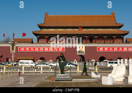 Ehrenwache auf dem Tiananmen-Platz vor dem Tananmen Tor oder Tor des himmlischen Friedens, Peking, China Stockfoto