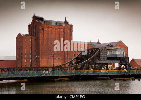 Großbritannien, England, Lincolnshire, Grimsby, Victoria Wharf hinter Corporation Brücke über Alexandra Dock Stockfoto