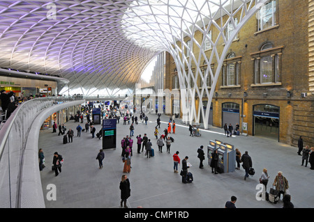 Kings Cross Railway Station Neugestaltung der Stahlsäulen der Abflugbahn, die sich zu einer futuristischen Umhüllung über die Dachkonstruktion aufragen London England Großbritannien Stockfoto