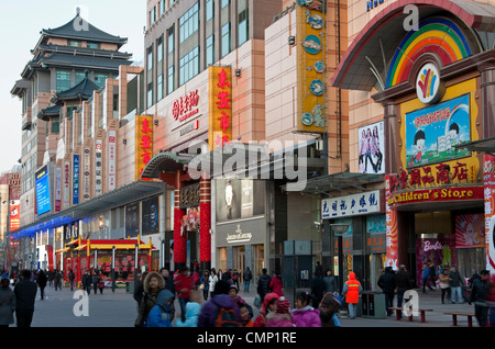 Kaufhäuser in der Wangfujing shopping-Meile im Zentrum von Peking, China Stockfoto