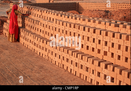 Frau in einer Ziegelei (Indien) Stockfoto