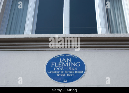 Englisches Erbe blaue Plakette markiert eine Heimat des Schriftstellers Ian Fleming, Schöpfer von James Bond, London, England Stockfoto