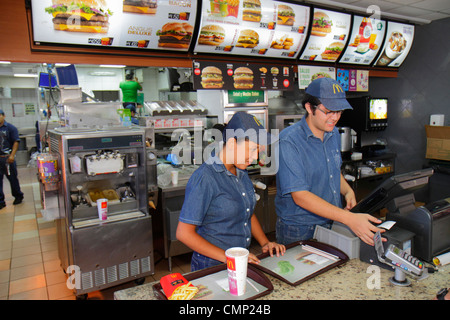 Arica Chile, Paseo Peatonal de Mayo, Fußgängerzone, McDonald's, Burger, Hamburger, Fast Food, Restaurant Restaurants, Restaurants, Café, globales Unternehmen, Theke, H Stockfoto