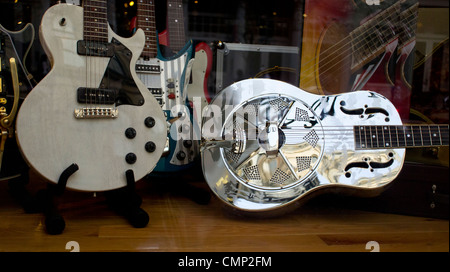 Gitarren auf dem Display in das Fenster von einem New York City Music Store. Stockfoto