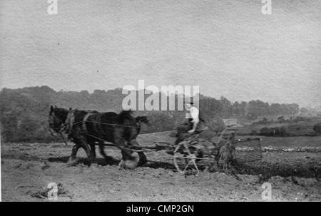 Compton Farm, Tettenhall, Anfang 20. Jhdt. Ein Bauer mit einem frühen Pferden gezogenen Pflügen Maschine auf Compton Farm. Stockfoto