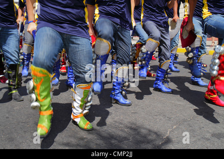 Arica Chile, Avenida Pedro Montt, Carnaval Andino, Karneval der Anden, Parade, Probe, indigene, Aymara-Erbe, traditioneller Folklore-Tanz, Caporales, Truppe Stockfoto