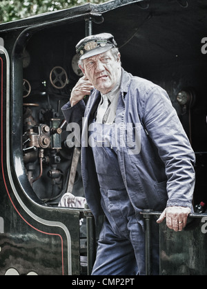 Ein Ingenieur von Bodmin & Wenford Railway lehnt sich aus seiner Kabine Stockfoto