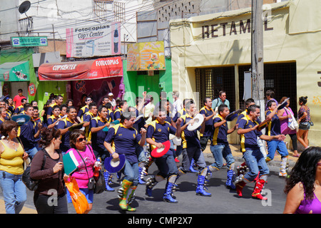 Arica Chile, Avenida Arturo Prat, Karneval der Anden, Karneval der Anden, Parade, Probe, indigene Völker, Aymara-Erbe, traditioneller Folklore-Tanz, Caporales, Truppe Stockfoto