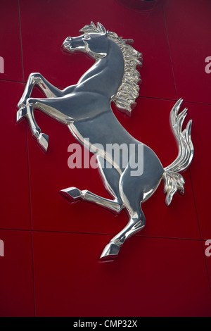 Vereinigte Arabische Emirate, Abu Dhabi Ferrari Welt tänzelnden Pferd Ferrari Symbol Ferrari Welt Stockfoto