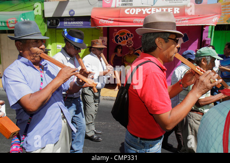 Arica Chile, Avenida Arturo Prat, Karneval Andino, Karneval der Anden, Parade, indigene, Aymara-Erbe, Folklore, Feier, traditionelle Musikgruppe, Band, m Stockfoto