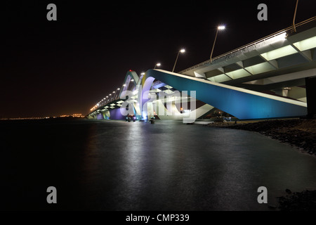 Sheikh-Zayed-Brücke in der Nacht, Abu Dhabi, Vereinigte Arabische Emirate Stockfoto