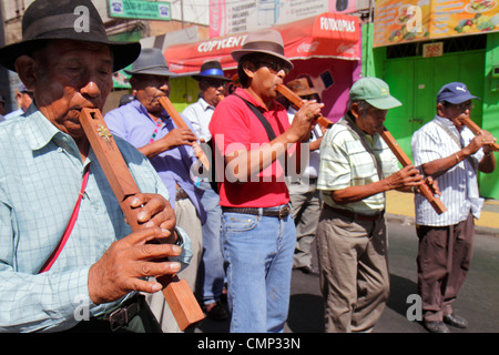 Arica Chile, Avenida Arturo Prat, Karneval Andino, Karneval der Anden, Parade, indigene, Aymara Erbe, Folklore traditionelle Musik Truppe, Band, Musiker, Musi Stockfoto