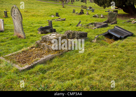 beschädigte Grabsteine, nicht mutwillig zerstört, brach Grabsteine auf dem Friedhof. Stockfoto