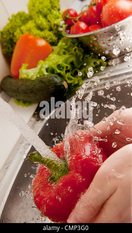 Frisches Gemüse, planschen im Wasser vor dem Kochen Stockfoto