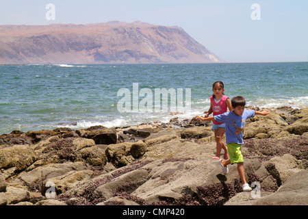Arica Chile, chilenische Küstenregion, Pazifischer Ozean Wasser, Meer, Küste, Berg, Wellenbrecher, Felsen, lateinamerikanische lateinamerikanische ethnische Einwanderer mino Stockfoto