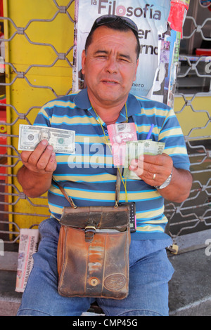 Arica Chile,Paseo Peatonal 21 de Mayo,Fußgängereinkaufsstraße,lateinamerikanische lateinamerikanische lateinamerikanische Minderheit von Immigranten, Männer, Erwachsene, Erwachsene, exch Stockfoto